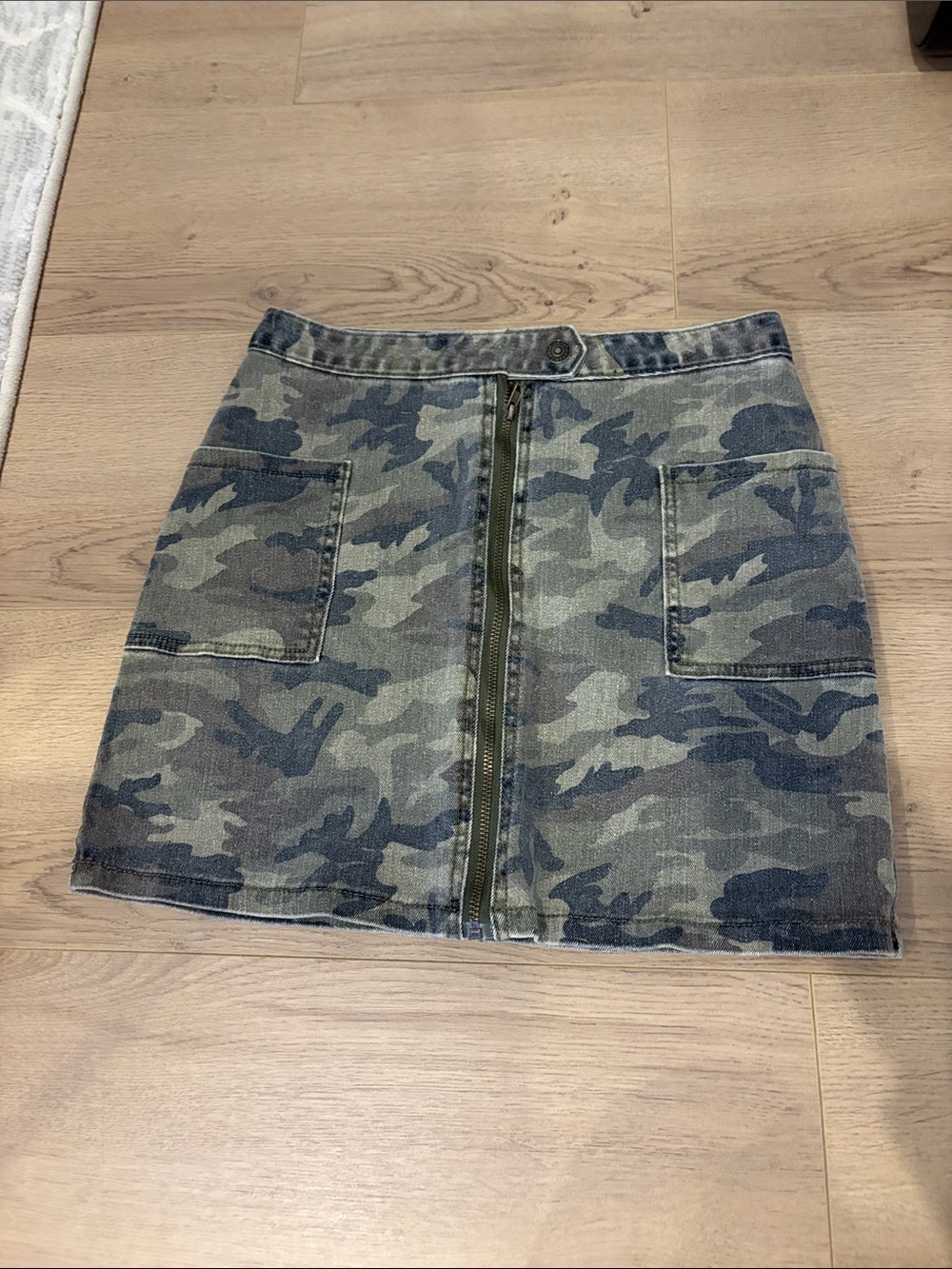 Pookie & Sebastian Camo Zip-Front Mini Skirt - Green Camouflage Medium